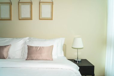 Yatak dekorasyonunda beyaz rahat yastık.