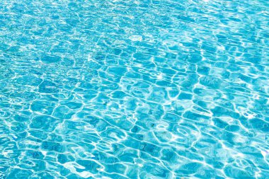 Soyut ve yüzey havuzu suyu, güneş ışığının geri çekilmesiyle yansır