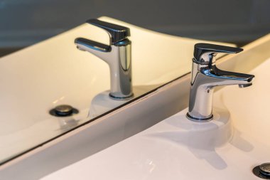 Su yüzeyi ve beyaz lavabo iç dekorasyonu