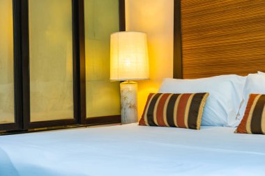 Yatak dekorasyonunda beyaz rahat yastık.