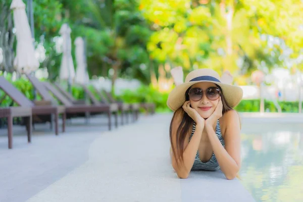 Mooie jonge aziatische vrouwen gelukkig glimlach ontspannen rond outdoor swi — Stockfoto