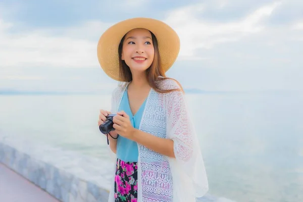 Retrato bonito jovem asiático mulheres feliz sorriso relaxar ao redor se — Fotografia de Stock