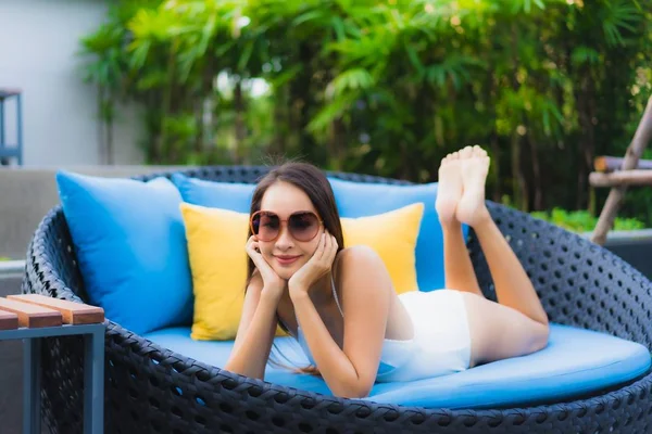 Retrato bonito jovem asiático mulheres feliz sorriso relaxar ao redor ou — Fotografia de Stock