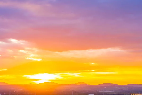 Bela paisagem com nascer do sol ou pôr do sol sobre a montanha — Fotografia de Stock