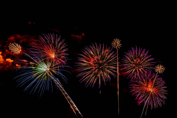 Smukt farverigt fyrværkeri om natten for at fejre - Stock-foto