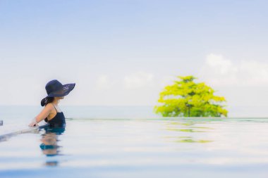 Güzel Asyalı genç kadınların portresi mutlu bir gülümseme açık havada rahatla