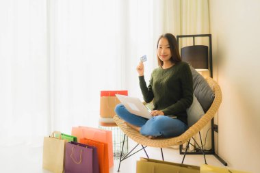 Bilgisayar dizüstü bilgisayar kullanan güzel Asyalı kadınların portresi.