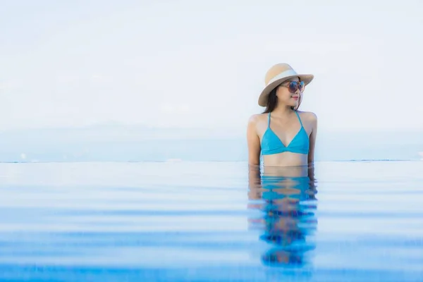 Retrato hermosa joven asiático mujeres feliz sonrisa relajarse al aire libre s — Foto de Stock