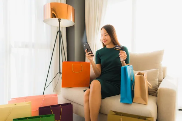 Retrato hermosa joven asiático mujeres utilizando ordenador portátil o sm — Foto de Stock