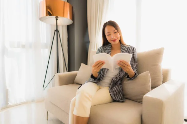 Retrato hermosa joven asiático mujeres leyendo libro y sentado en — Foto de Stock