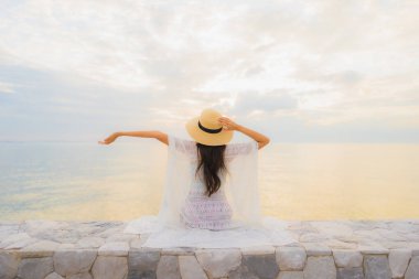 Güzel Asyalı genç kadınların portresi. Gülümseyin. Rahatlayın.