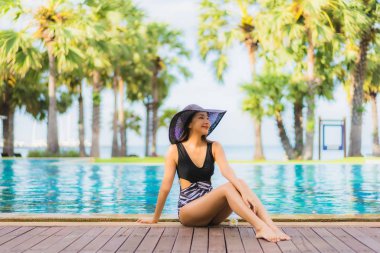 Güzel Asyalı genç kadınların portresi. Gülümseyin. Rahatlayın.