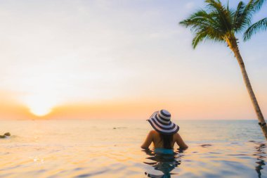 Güzel bir Asyalı kadın portresi. Mutlu bir gülümseme.