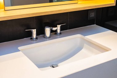 Banyoda lavabo dekorasyonu.