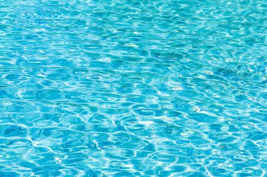 Soyut ve yüzey havuzu suyu, güneş ışığının geri çekilmesiyle yansır