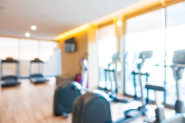 Beden eğitimi odasının içi spor malzemeleriyle dolu.