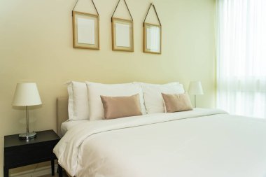 Yatak dekorasyonunda beyaz rahat yastık.