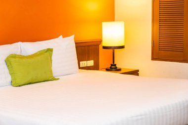 Yatak dekorasyonunda beyaz rahat yastık.