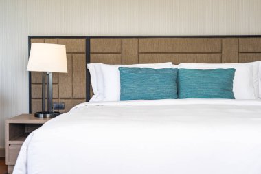 Yatak dekorasyonunda beyaz rahat yastık.