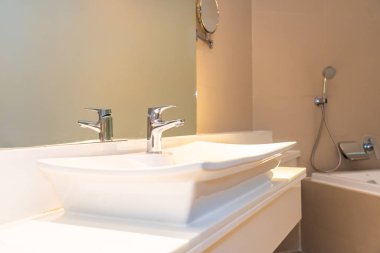 Su yüzeyi ve beyaz lavabo iç dekorasyonu