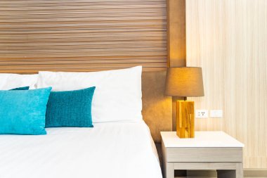 Yatak dekorasyonunda beyaz rahat yastık.