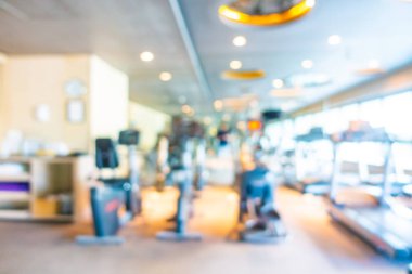 Beden eğitimi odasının içi spor malzemeleriyle dolu.