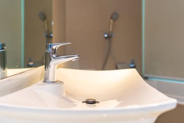 Su yüzeyi ve beyaz lavabo iç dekorasyonu