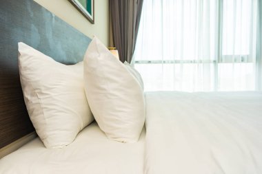 Güzel lüks rahat beyaz yastık ve battaniye yatakta