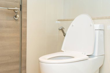 Banyo içindeki klozet kapağı.