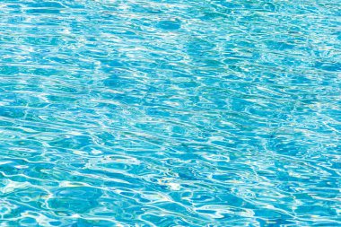 Soyut ve yüzey havuzu suyu, güneş ışığının geri çekilmesiyle yansır