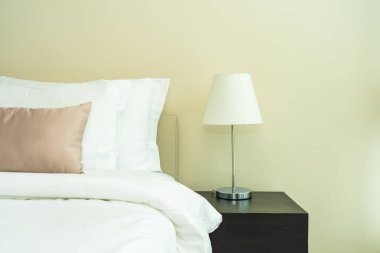 Yatak dekorasyonunda beyaz rahat yastık.