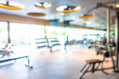 Beden eğitimi odasının içi spor malzemeleriyle dolu.