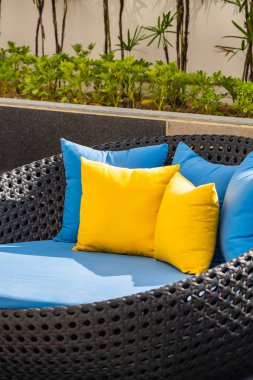 Bahçedeki verandada kanepe ve yastık dekorasyonu var.