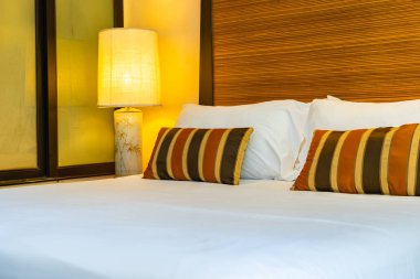 Yatak dekorasyonunda beyaz rahat yastık.