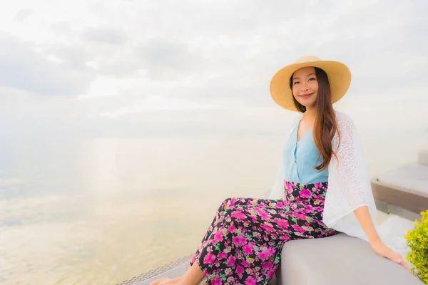 Porträtt vackra unga asiatiska kvinnor glad leende koppla av runt se — Stockfoto