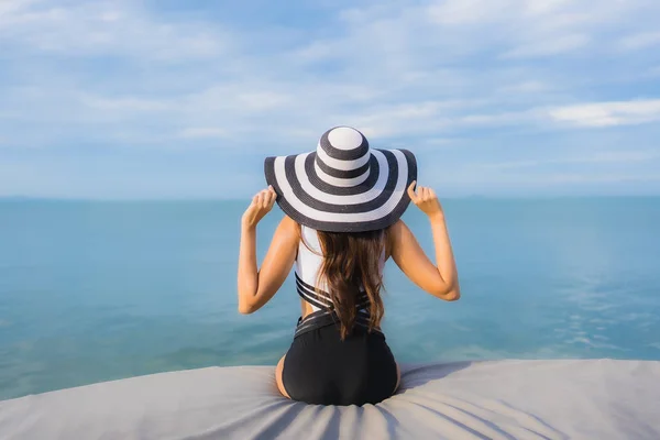 Retrato bonito jovem asiático mulheres relaxar sorriso feliz ao redor se — Fotografia de Stock