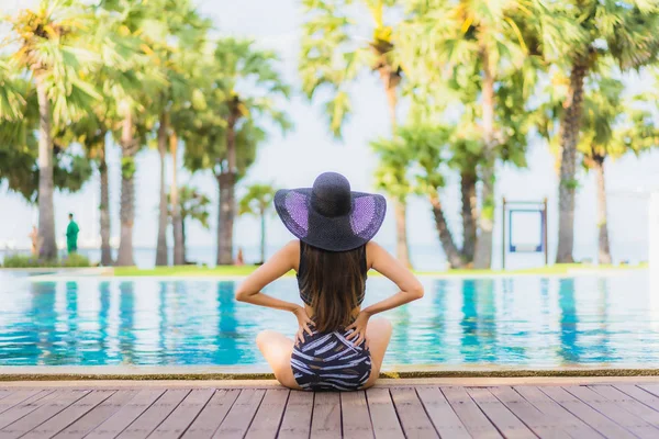 Portret mooi jong aziatisch vrouwen gelukkig glimlach ontspannen rond zw — Stockfoto