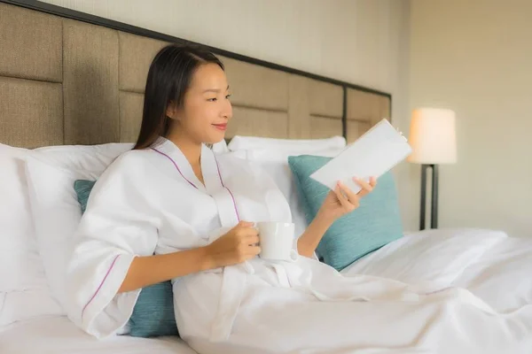 Porträt schöne junge asiatische Frauen mit Kaffeetasse und Buch über — Stockfoto