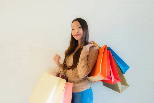 Ritratto belle giovani donne asiatiche sorriso felice con shopping b — Foto Stock