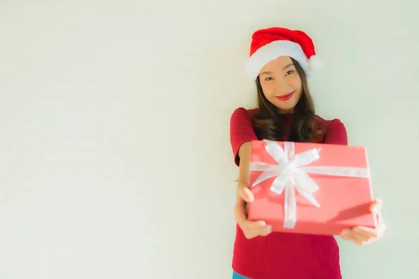 Ritratto belle giovani donne asiatiche indossare cappello di Babbo Natale — Foto Stock