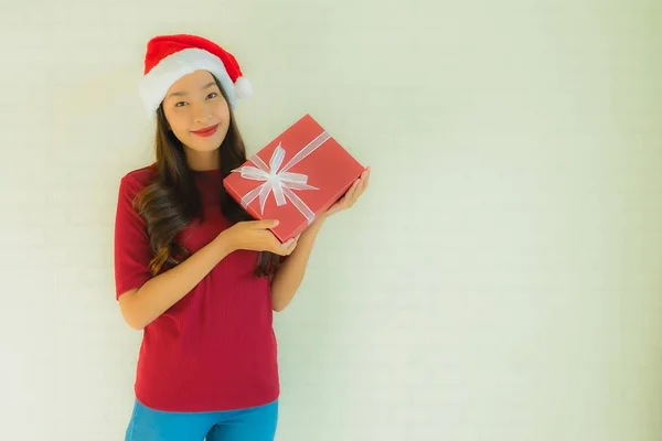 Retrato hermosa joven asiático mujeres desgaste santa sombrero en Navidad —  Fotos de Stock