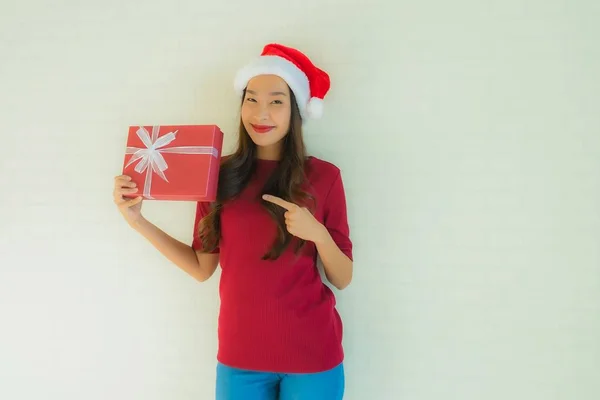 Ritratto belle giovani donne asiatiche indossare cappello di Babbo Natale — Foto Stock