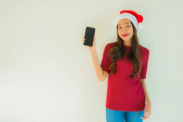 Портрет красивих молодих азіатських жінок у різдвяному капелюсі Санта — стокове фото