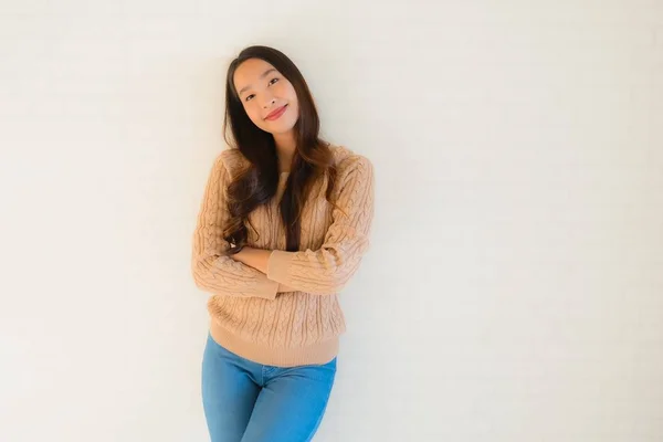 Retrato hermosa joven asiático mujeres sonrisa feliz en muchos acción — Foto de Stock