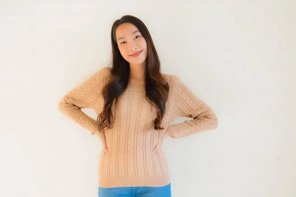 Porträtt vackra unga asiatiska kvinnor ler glad i många åtgärder — Stockfoto