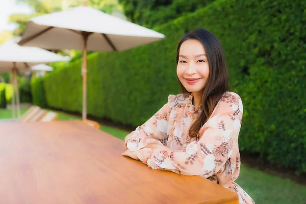 아름다운 아시아 여성들 이 야외에서 행복하게 미소짓는 모습 — 스톡 사진