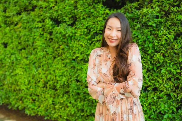 Porträt schöne junge asiatische Frauen glücklich lächeln im Freien — Stockfoto