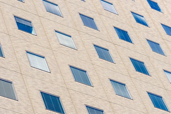Bel immeuble de bureaux d'architecture avec windo en verre — Photo