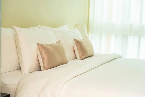 White comfortable pillow on bed decoration interior — Stock Photo, Image