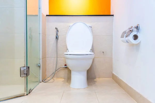 Vit toalett skål sätet dekoration inredning — Stockfoto